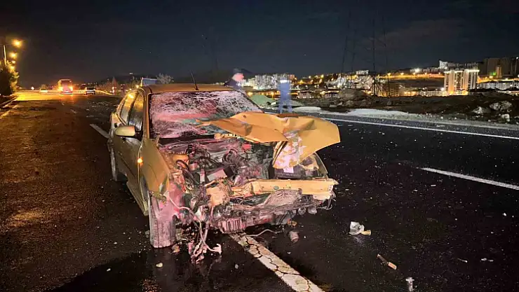 Alkollü sürücü aydınlatma direklerine çarptı: Araç pert oldu, sürücünün burnu bile kanamadı