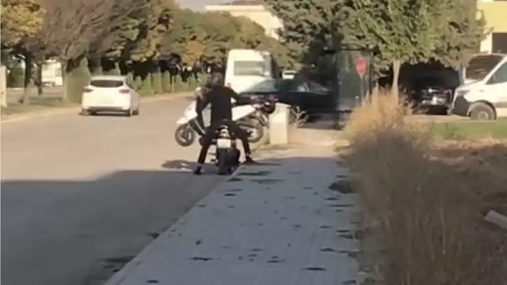 Arızalanan motosikleti, motosiklet ile taşımaya çalıştı