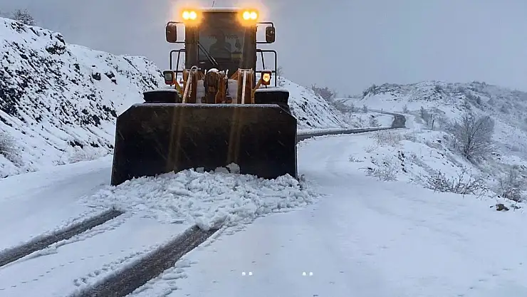 Beyaz Esaret! Elazığ'da Kar Yağışı 54 Köy Yolunu Kapattı