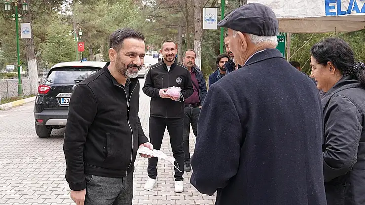 Elazığ Belediyesi, mezarlıklarda ücretsiz yasin-i şerif dağıttı ve ikramlarda bulundu
