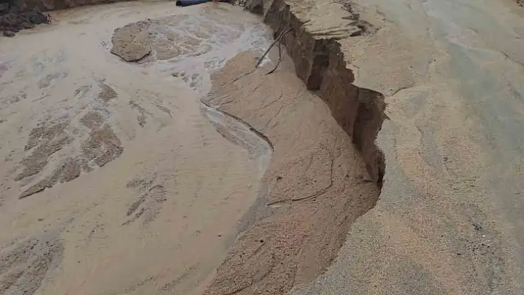 Elazığ'da çöken köy yolları ulaşıma kapandı