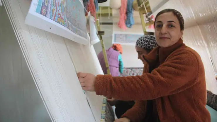 Elazığ'da geçici konaklama merkezinde kalan Ahıska Türkleri hem meslek öğreniyor hem de para kazanıyor