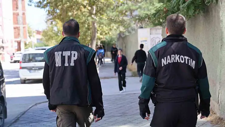 Elazığ'da polis, okul önlerinde kuş uçurtmuyor