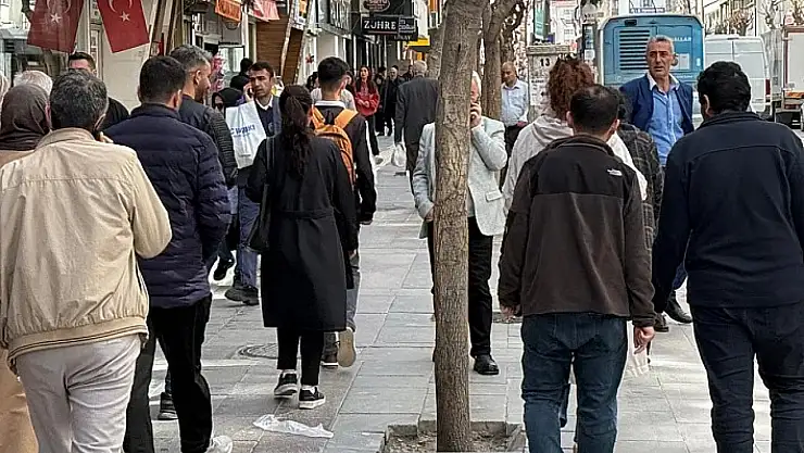 Elazığ'da sokaklar ve caddeler doldu taştı!