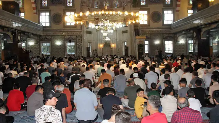 Elazığ'da vatandaşlar, bayram namazı için camilere akın etti