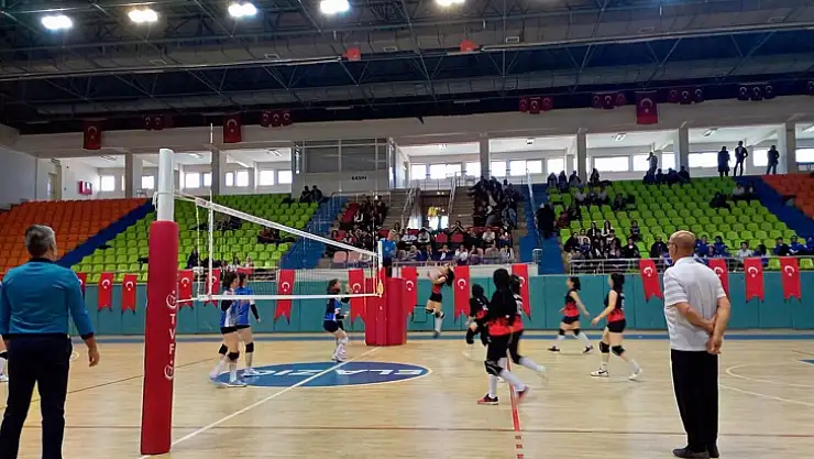 Elazığ'ın ev sahipliğinde voleybol grup müsabakaları başladı