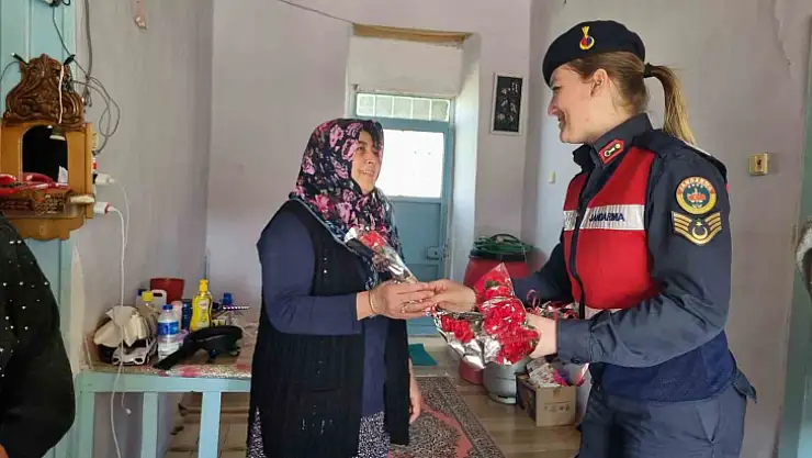 Jandarma ekipleri depremzede kadınları unutmadı