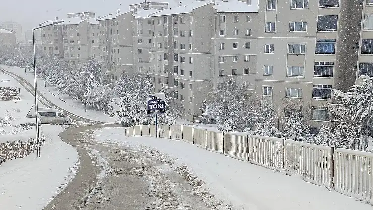 Kar yağışı etkisini sürdürecek: Elazığ'da okullar tatil edilecek mi?