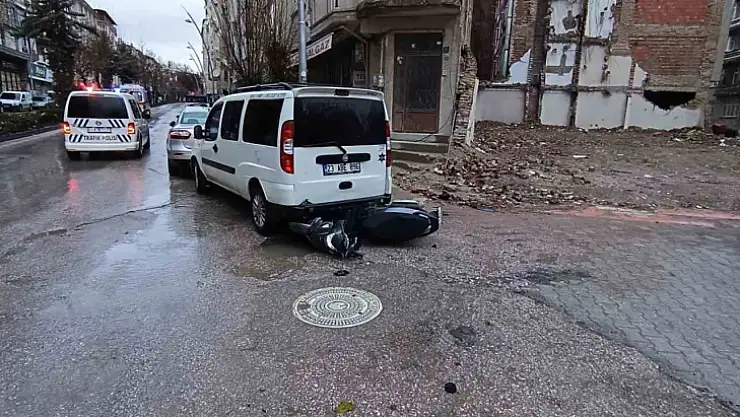 Önce seyir halindeki araca, ardından park halindeki hafif ticari araca çarptı