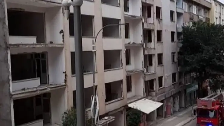 Polisin saatler süren ikna çalışmaları ile indiği çatıya sabah yeniden çıktı