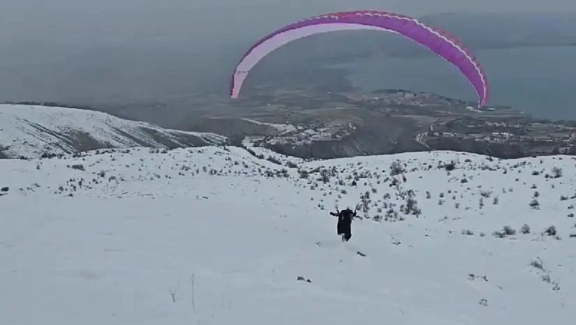 Hazarbaba Dağı'nda göl manzarası eşliğinde yamaç paraşütü